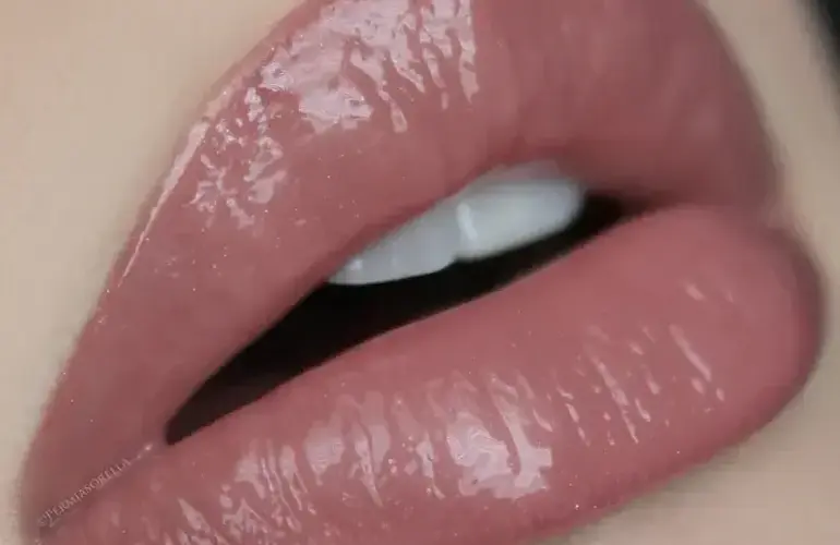 LIPGLOSS YOUNGBLOOD     Déjà vu (Light Rosy Brown with Golden Shimmer)