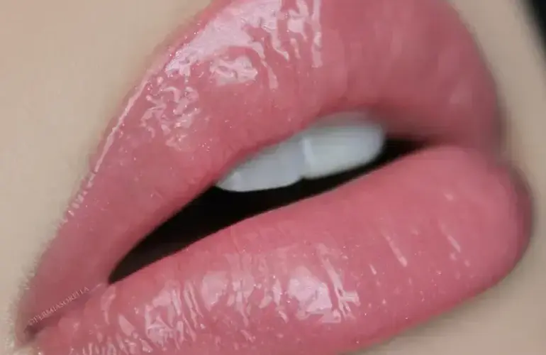 LIPGLOSS YOUNGBLOOD     Devotion (Soft Coral)