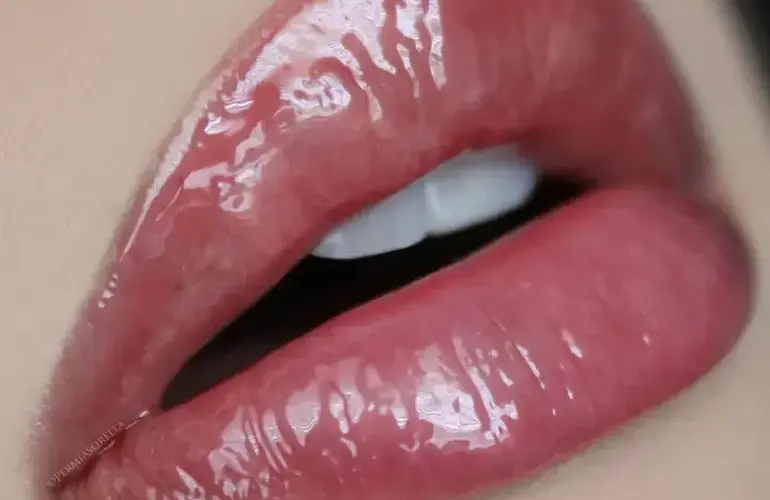 LIPGLOSS YOUNGBLOOD     Guava (Sheer Orange Red)