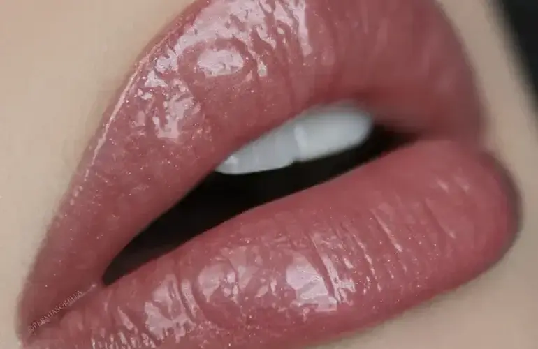 LIPGLOSS YOUNGBLOOD     Poetic (Dusty Mauve with Shimmer)