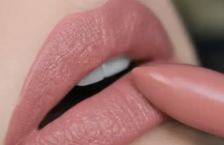 MINERAL CREME LIPSTICK YOUNGBLOOD     Barely Nude (Soft Neutral Nude)
