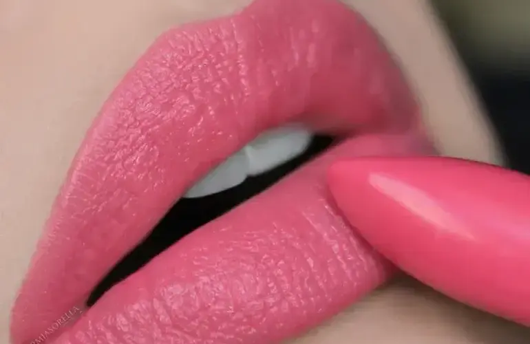 MINERAL CREME LIPSTICK YOUNGBLOOD     Dragon Fruit (Bright Fuschia)