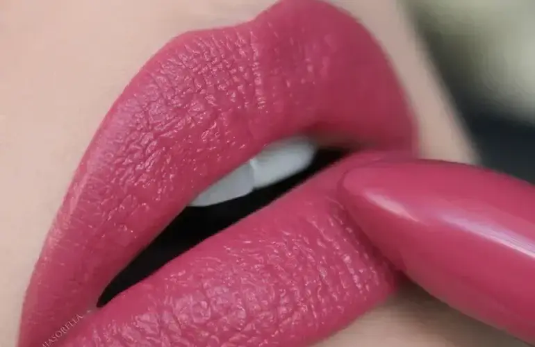 MINERAL CREME LIPSTICK YOUNGBLOOD     Envy (Deep Rosy Plum)