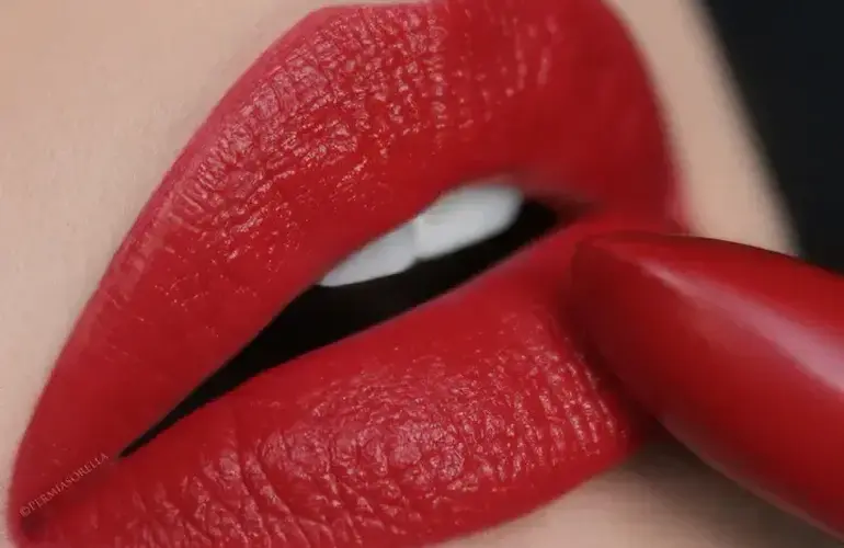 MINERAL CREME LIPSTICK YOUNGBLOOD     Vixen (Cool True Red)