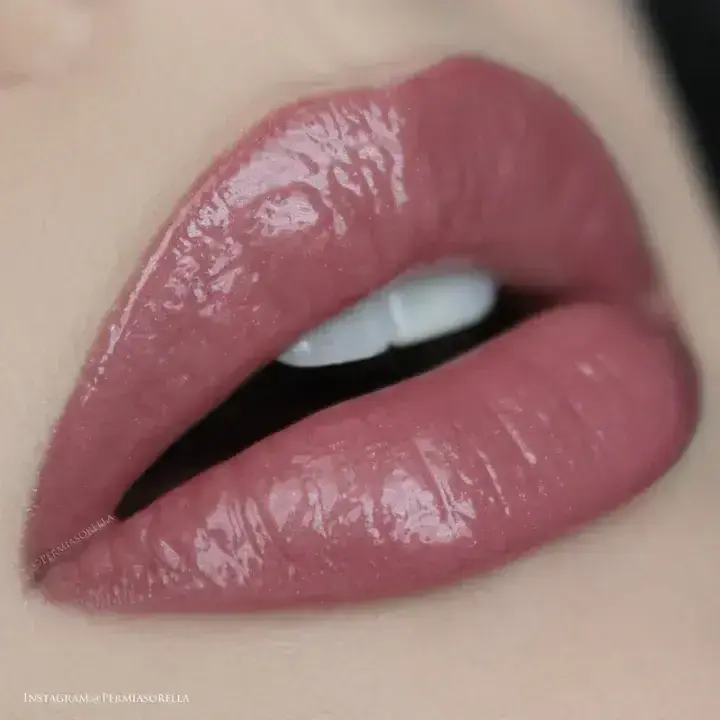 LIPGLOSS YOUNGBLOOD     Fantasy (Purple Mauve with Shimmer)