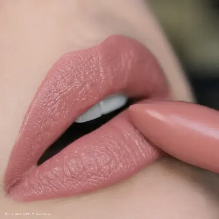 MINERAL CREME LIPSTICK YOUNGBLOOD     Barely Nude (Soft Neutral Nude)