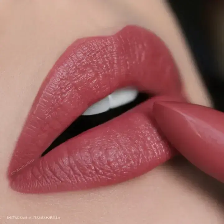 MINERAL CREME LIPSTICK YOUNGBLOOD     Coral Beach (Bright Warm Coral)