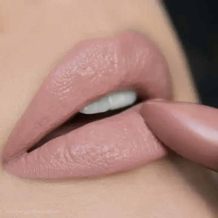 MINERAL CREME LIPSTICK YOUNGBLOOD     Naked (Light Pink Tone Nuded)