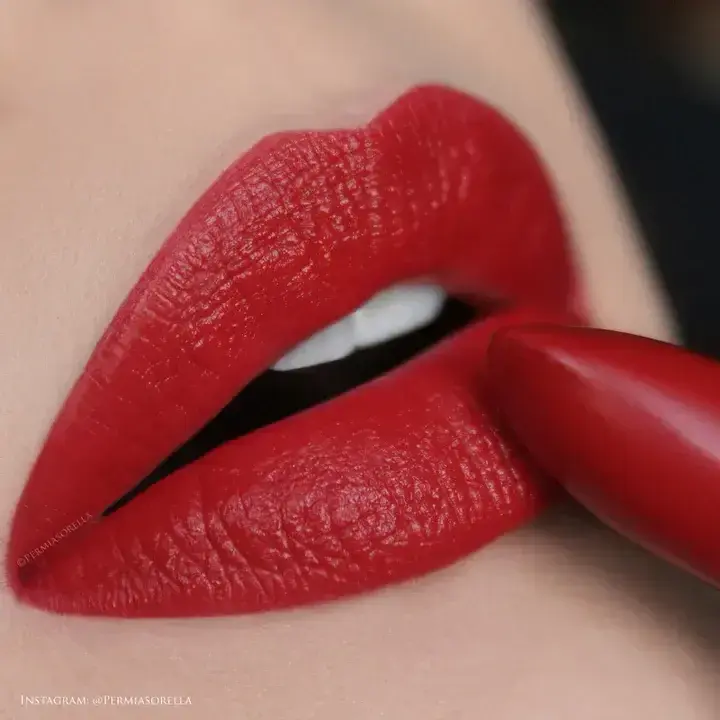MINERAL CREME LIPSTICK YOUNGBLOOD     Vixen (Cool True Red)